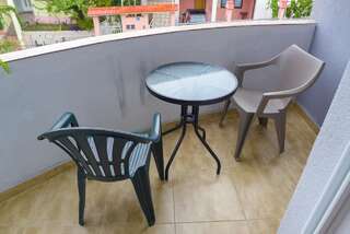 Апартаменты Alise Бар Четырехместный номер с видом на горы-4