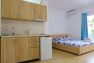 Апартаменты Alise Бар Четырехместный номер с видом на горы-1