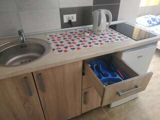 Апартаменты Alise Бар Односпальная кровать в общем номере для мужчин с общей ванной комнатой.-4