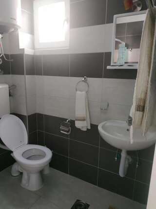 Апартаменты Alise Бар Односпальная кровать в общем номере для мужчин с общей ванной комнатой.-5