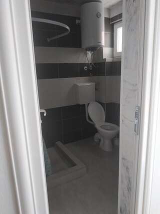 Апартаменты Alise Бар Односпальная кровать в общем номере для мужчин с общей ванной комнатой.-7