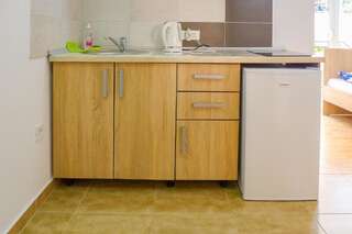 Апартаменты Alise Бар Односпальная кровать в общем номере для мужчин с общей ванной комнатой.-8