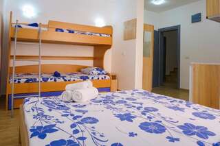 Апартаменты Alise Бар Односпальная кровать в общем номере для мужчин с общей ванной комнатой.-9